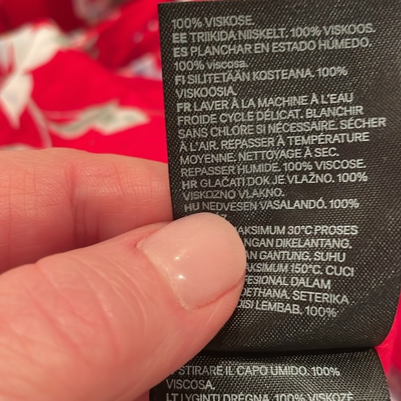 H&M Divided NEW red floral button front shirt sz 14 - Picture 7 of 8